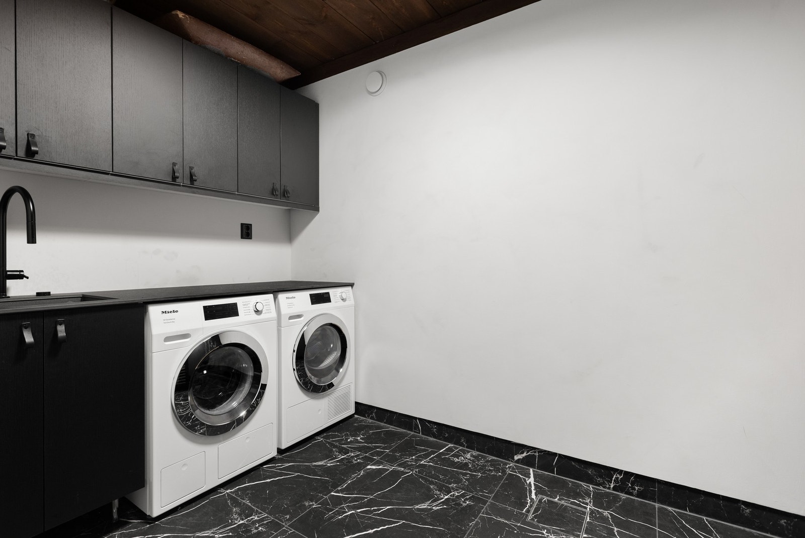 I hyttas underetasje finner du også et vaskerom med vaskeromsinnredning, opplegg til vaskemaskin og tørketrommel, samt vinskap Galleribilde