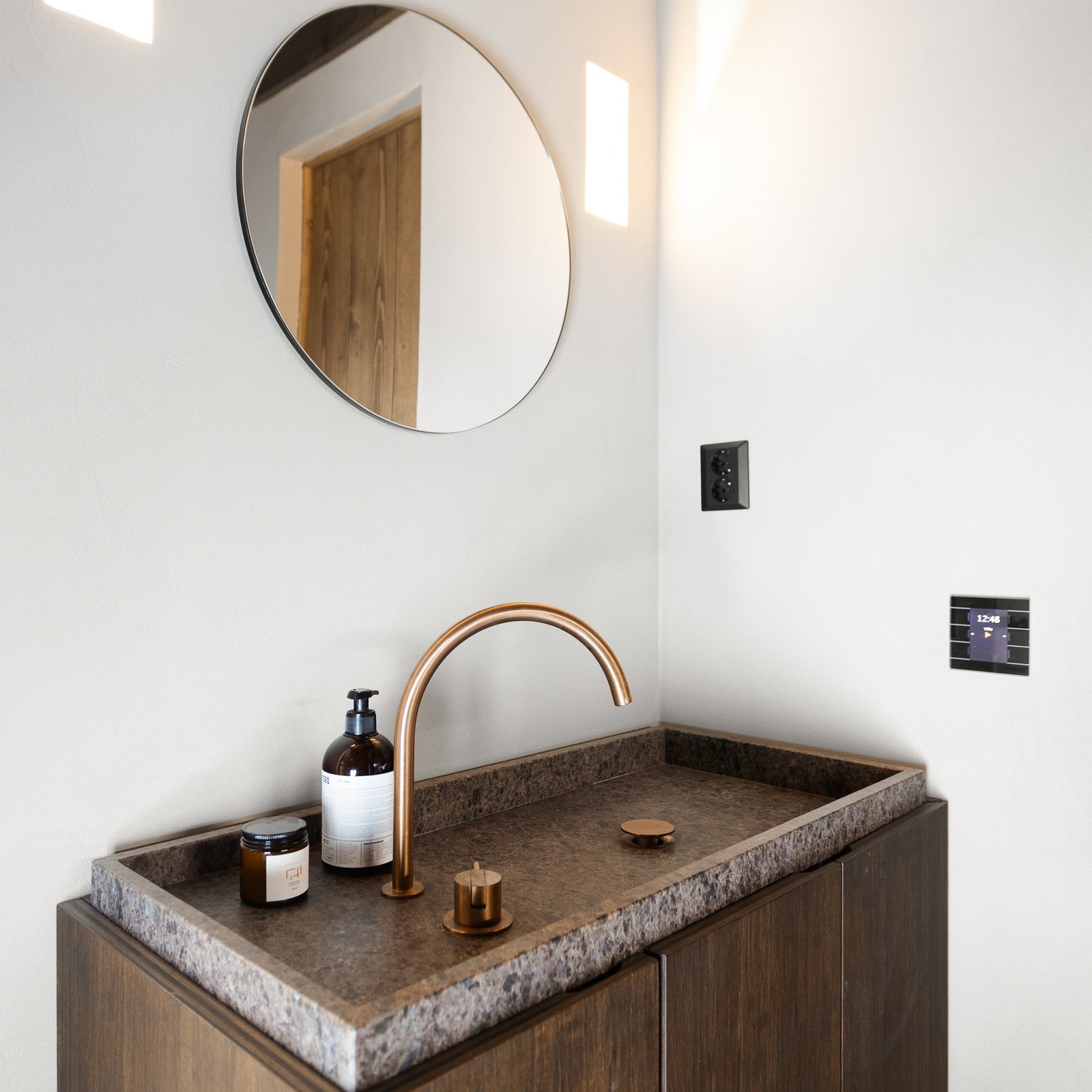 Dusjrom i 2.etasje med dusjhjørne med glassdører og innredning med servant fra Ask & Eng. Galleribilde