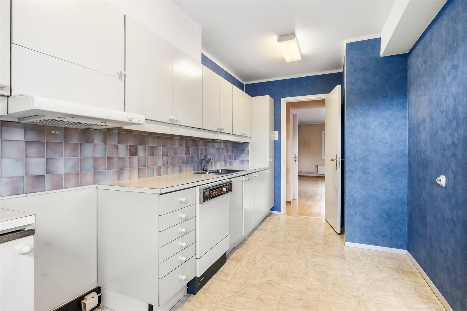 Godt med benke-, skuff- og skapplass på kjøkkenet. Galleribilde