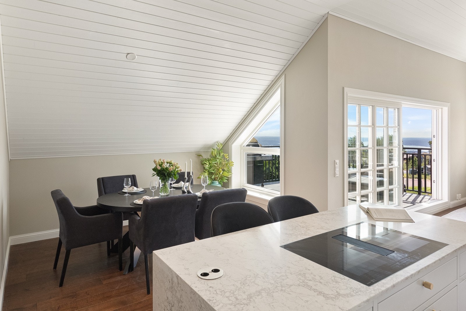 Kjøkkenet har en praktisk kjøkkenøy som gir rommet en naturlig kjøkkensone og skille mot spisestuen. Galleribilde