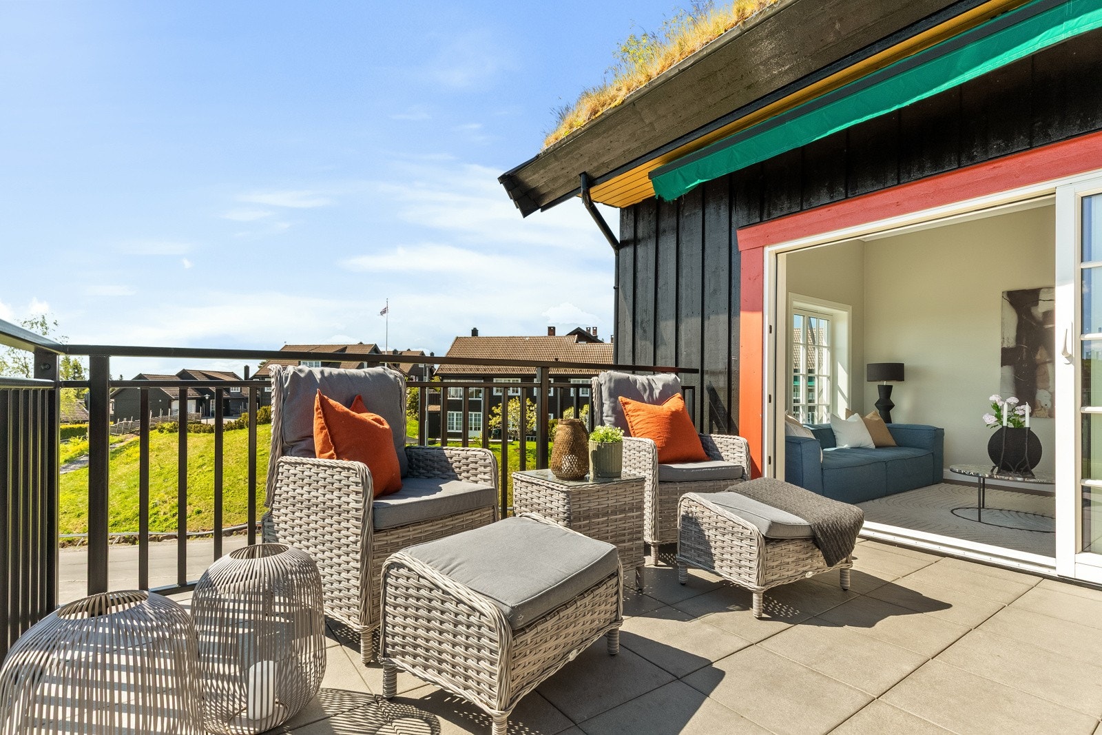 Uteplassen er også velutstyrt med skap for gasstilkobling, motorisert (og manuell) markise, samt belysning og stikkontakt montert på yttervegg. Galleribilde