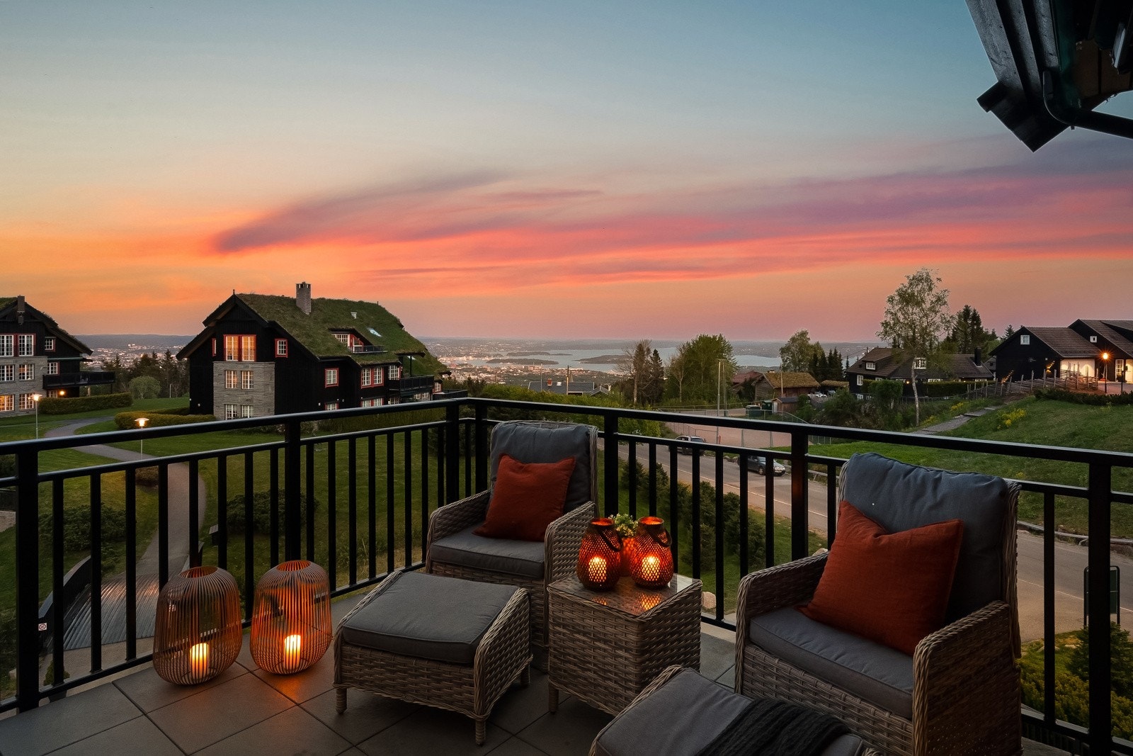 Fra takterrassen har man fantastisk utsik over oslo by, samt idyllisk utsyn over sameiets eventyrlige fellesarealer! Galleribilde