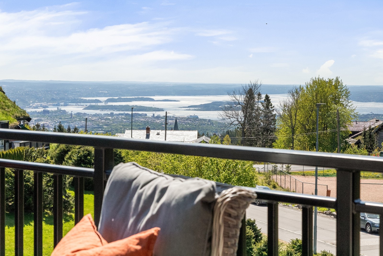 Takterrassen fungerer som en herlig forlengelse av stuen store deler av året med god plass til forskjellig utemøblement, grill og beplantning. Galleribilde