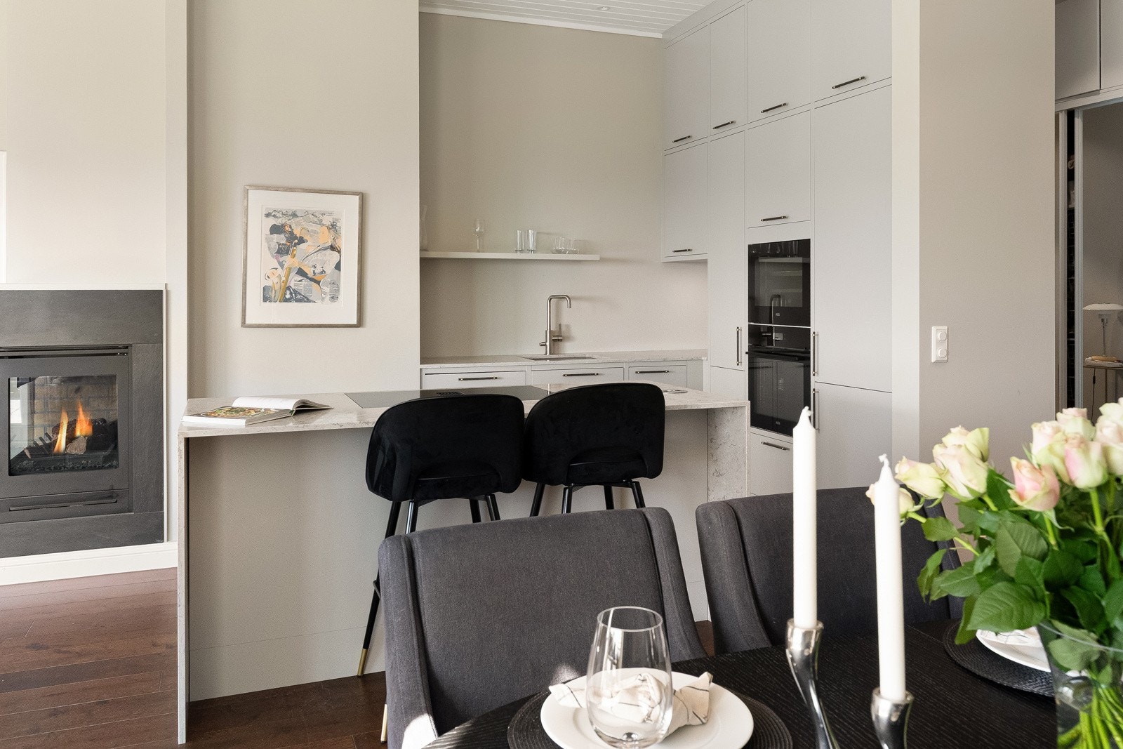 Stuen er romslig med flere naturlig møbleringsoner og har en lekker gasspeis for lune høst- og vinterkvelder. Galleribilde