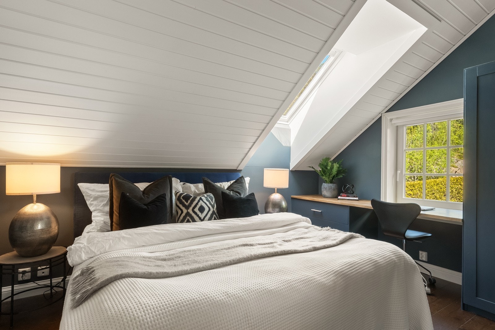 Soverommet har god plass til stor dobbeltseng, nattbord og annet ønskelig møblement. Galleribilde