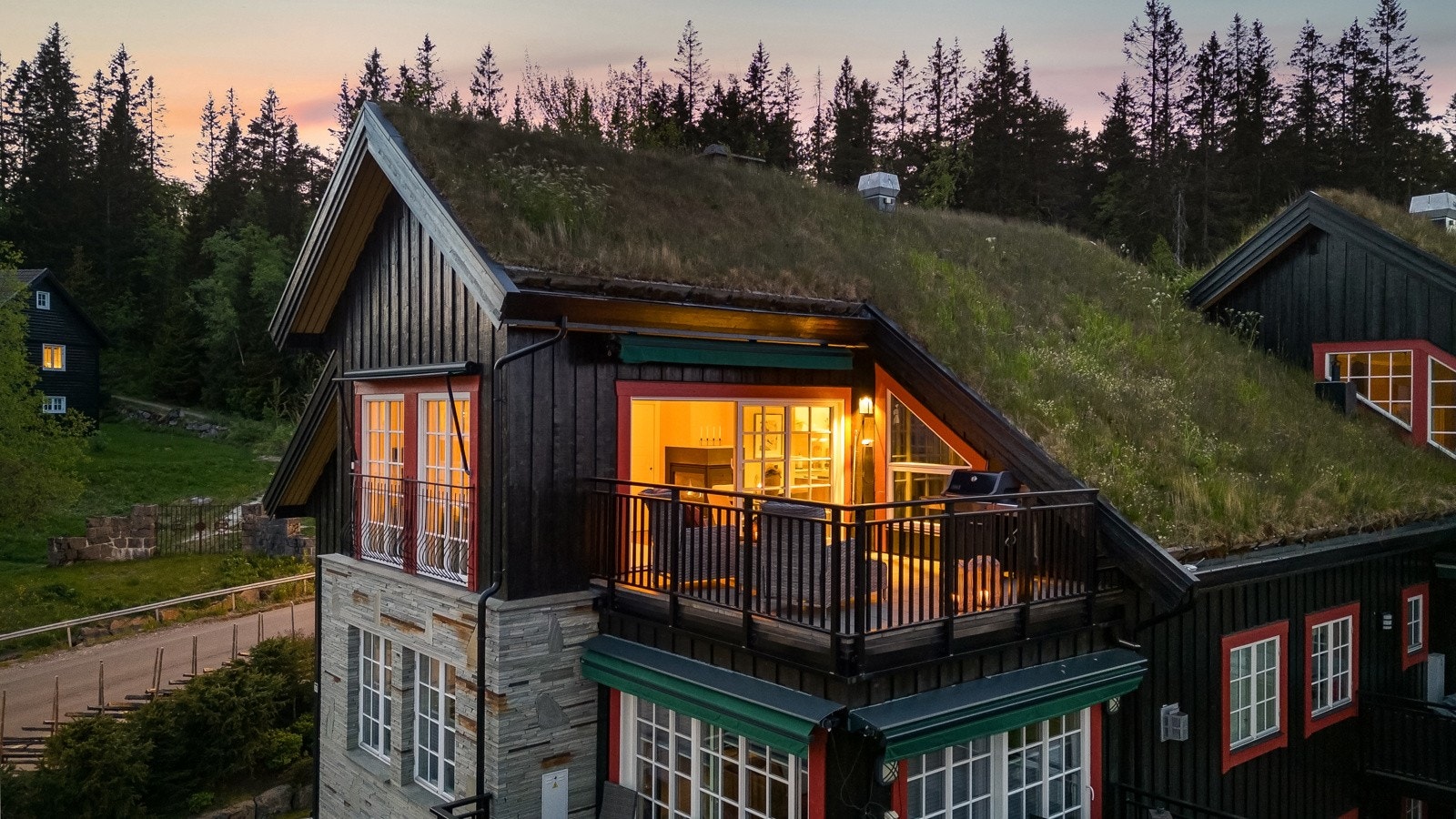 Leiligheten ble betydelig pusset opp i 2023 med blant annet nye moderne overflater, nydelig takhøyt kjøkken fra kvalitetsleverandøren HTH, nytt elektrisk anlegg og to lekre baderom som ble oppgradert. Galleribilde