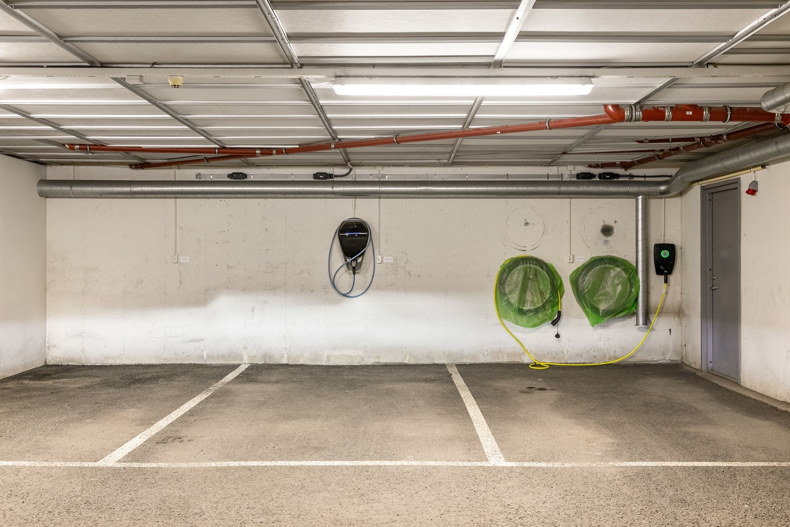 Det medfølger to garasjeplasser i tilknyttet garasjeanlegg med direkte heisadkomst fra leilighetsplan. Den ene garasjeplassen har montert lader for el-bil. Galleribilde
