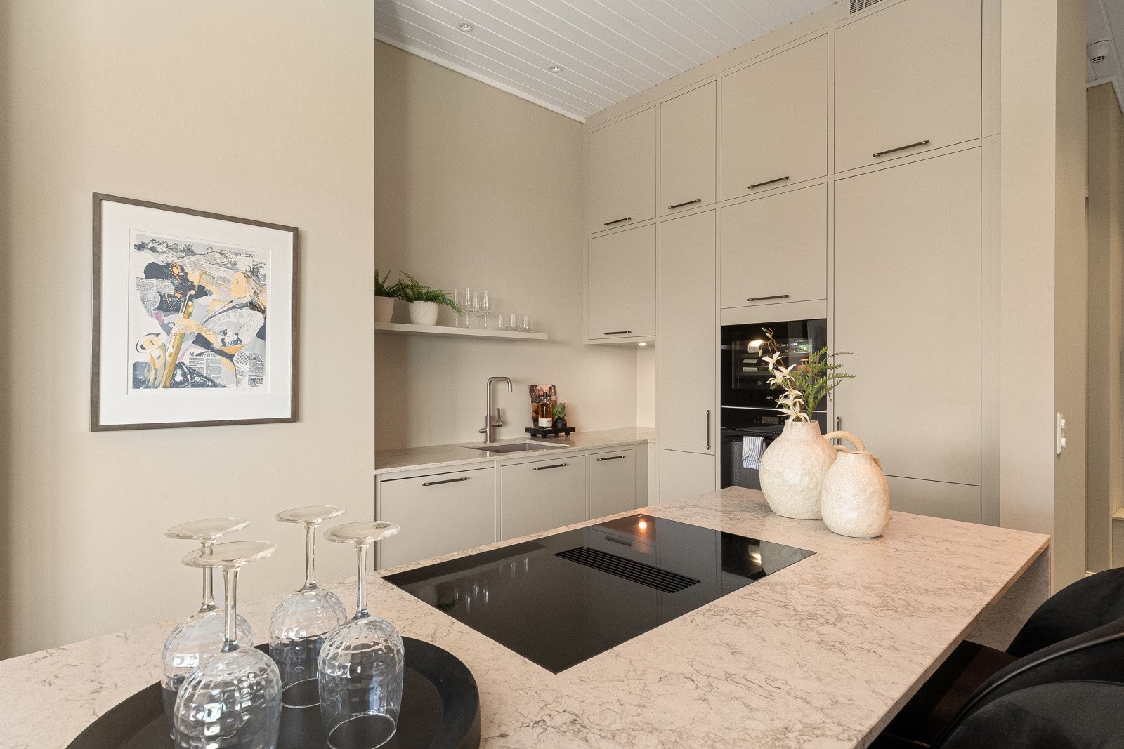 Kjøkkenøyen har nedfelt stikkontakt og integrert platetopp. Galleribilde