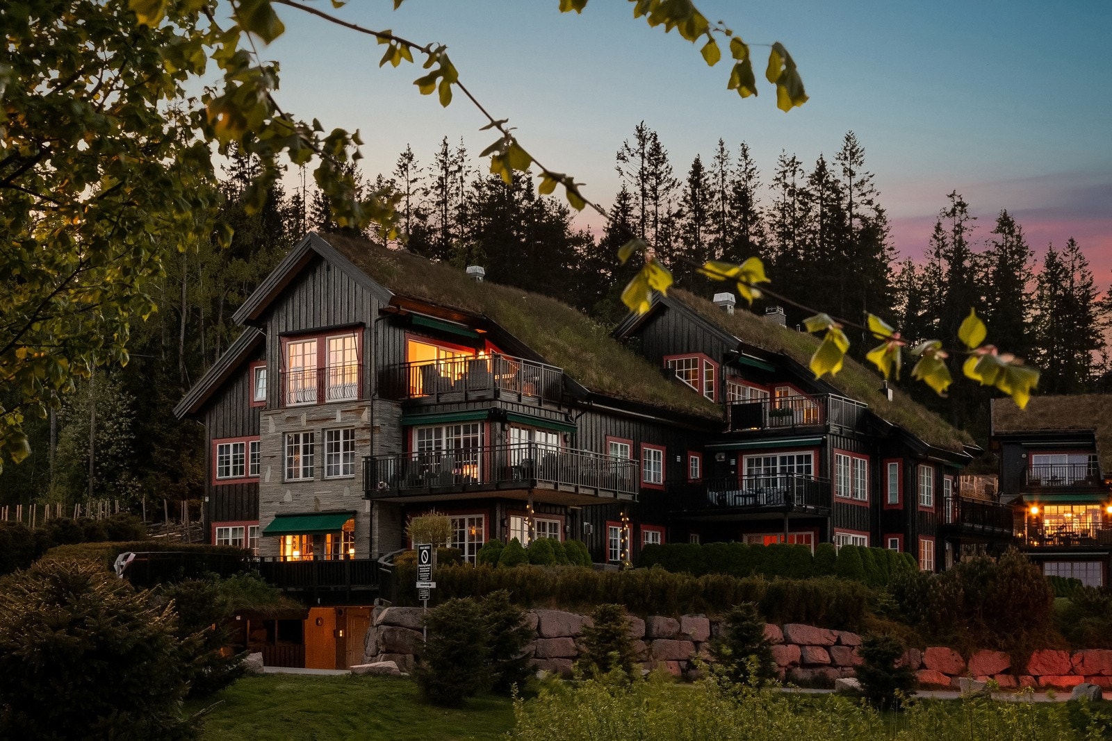 Sameiet har et fortryllende preg med flott bebyggelse, gress på taket og parkmessige fellesarealer! Galleribilde