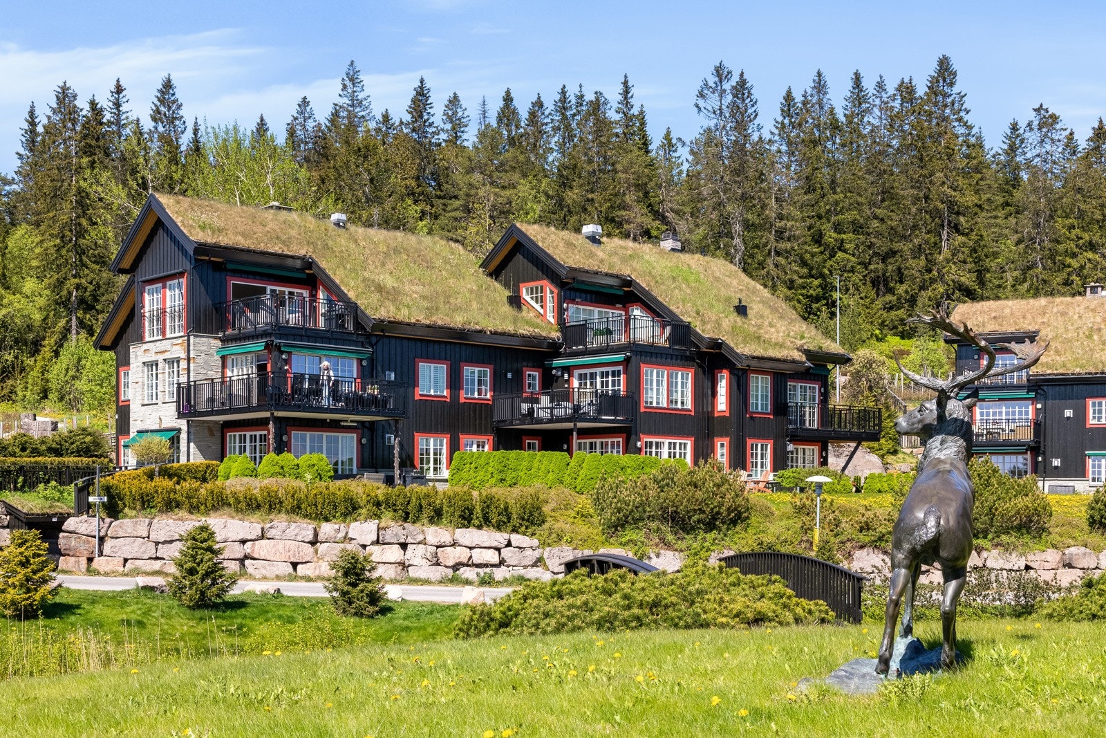 Rett utenfor døren finner du et eldorado av ski- og turmuligheter. Her er det et omfattende stinett som egner seg bra for ski om vinteren eller sykkel på sommeren. Galleribilde