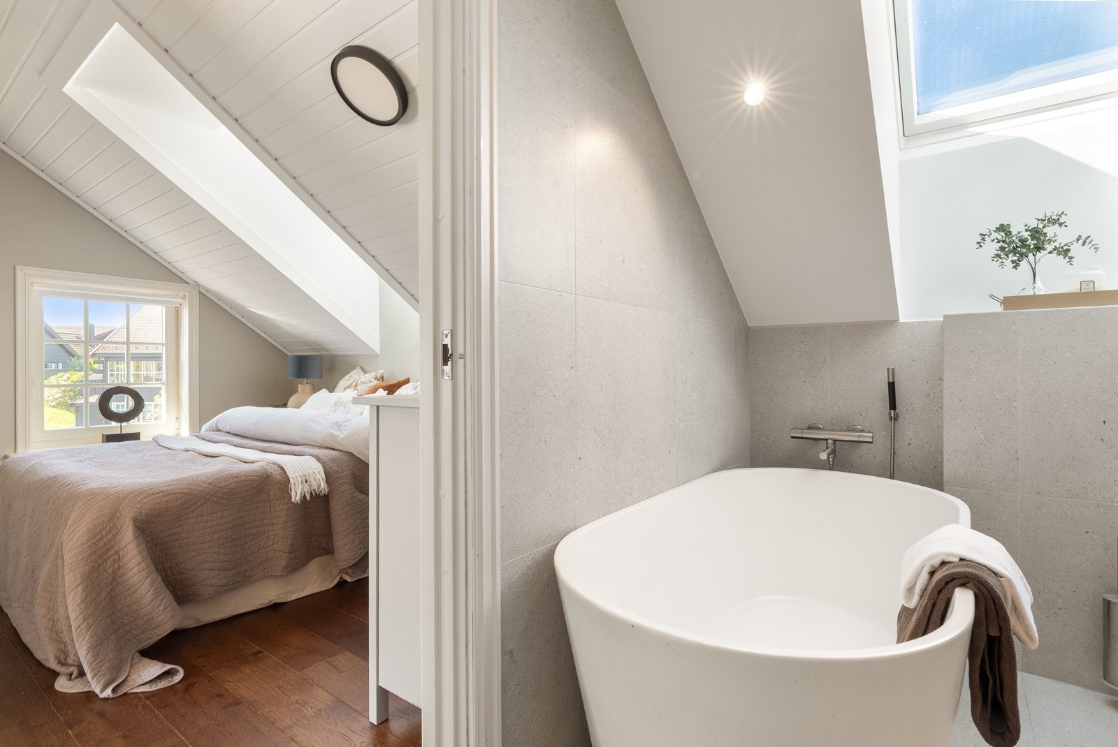 Både hovedsoverommet og soverom 2 har direkte tilgang til baderom 2. Galleribilde