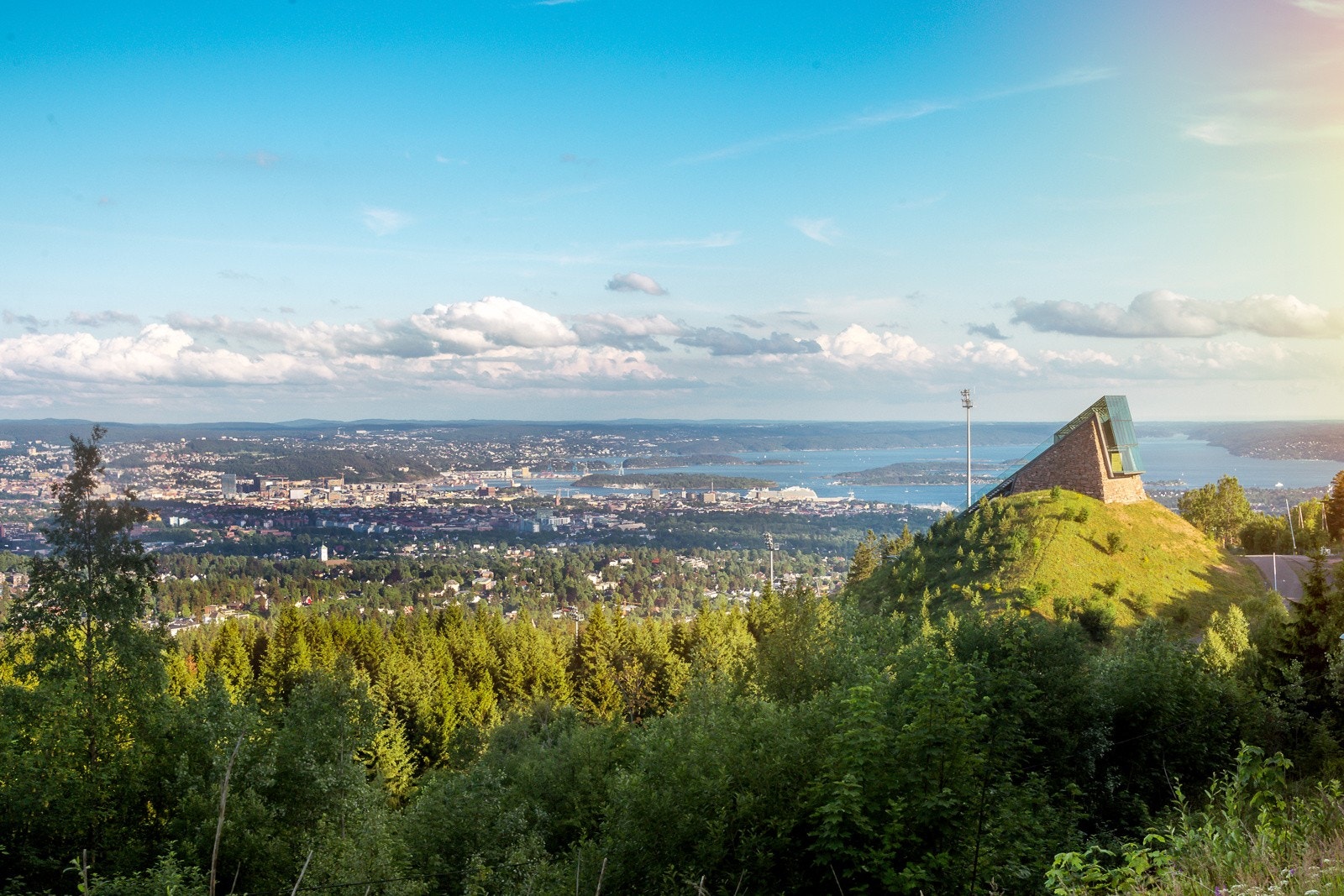 Her bor du på taket av Oslo med marka som nærmeste nabo, men kort vei ned til Oslo sentrum om man ønsker et pulserende miljø! Galleribilde