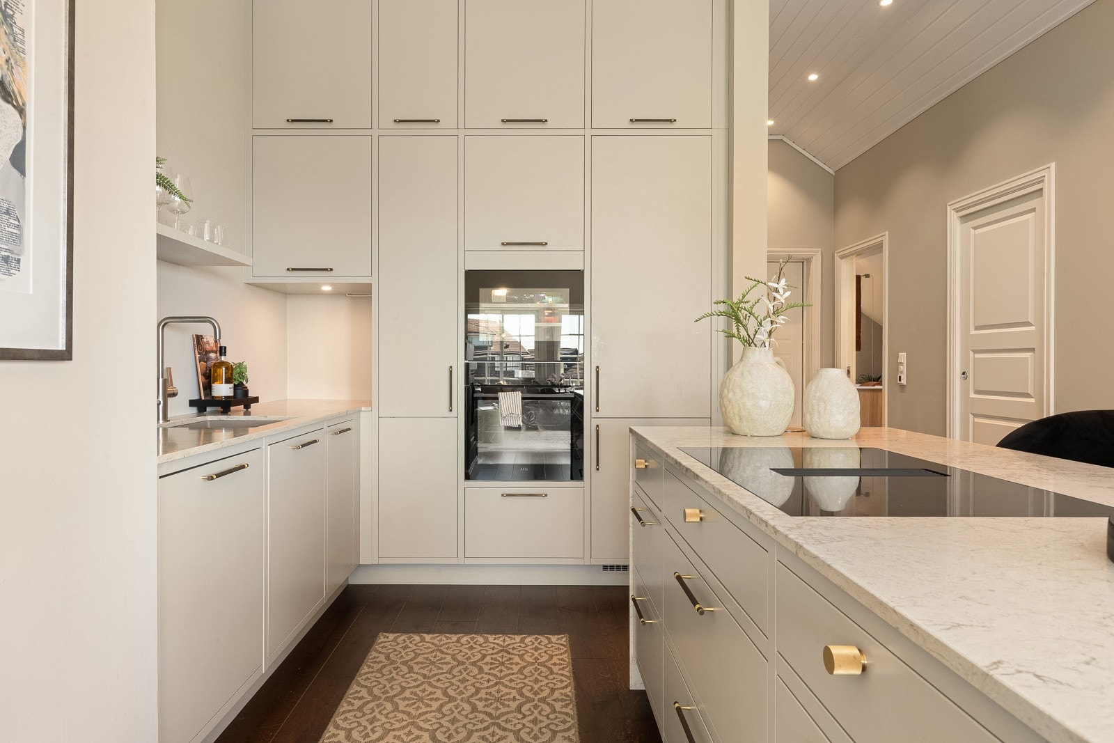 Kjøkkenet har en praktisk kjøkkenøy i samme konstruksjoner som øvrig innredning som gir ytterligere med benke- og oppbevaringsplass. Galleribilde