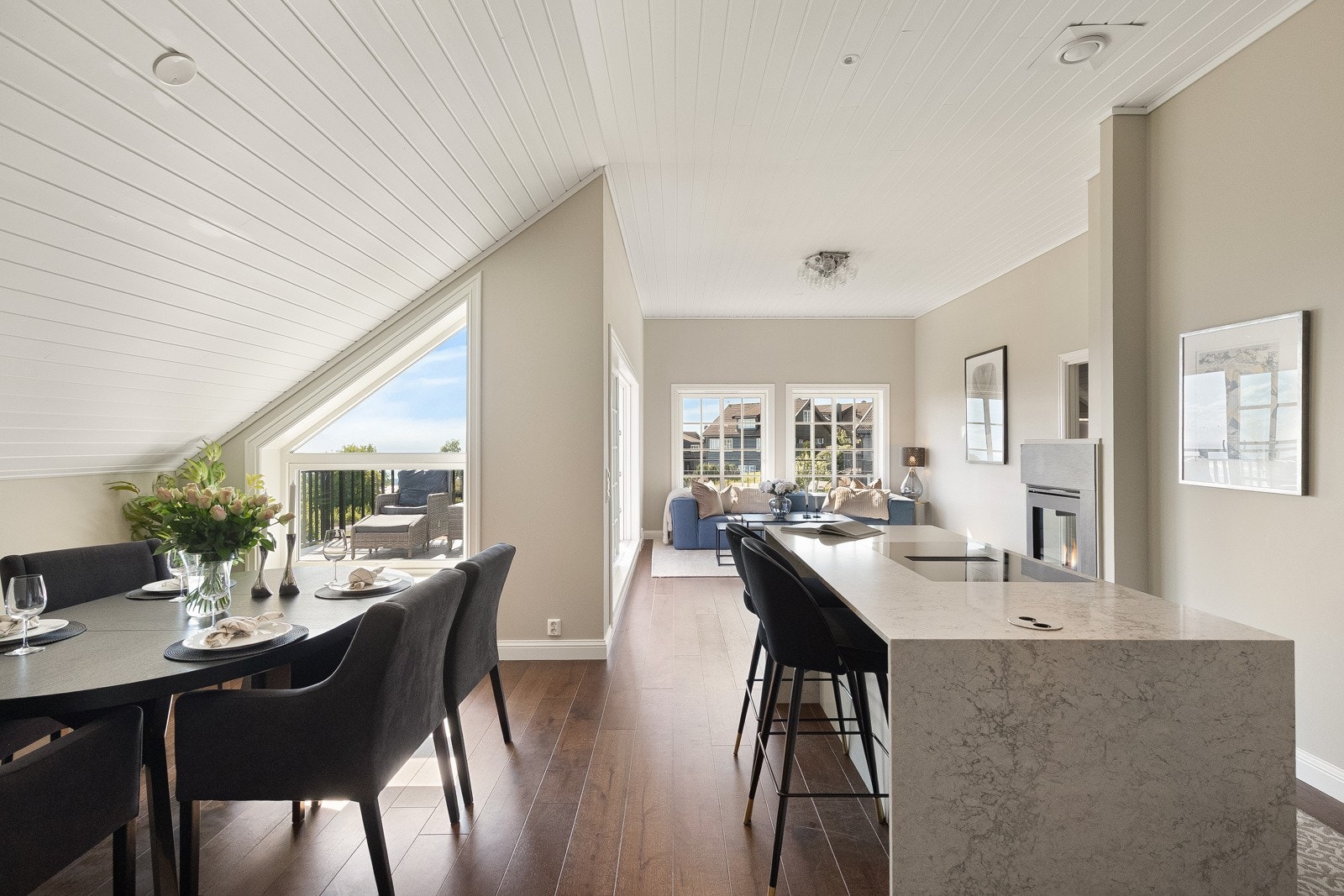 Kombinasjonen av den vidstrakte utsikten og utsynet over de eventyrlige fellesarealene fra den rosmlige stuen gir en uslåelig kombinasjon. Galleribilde