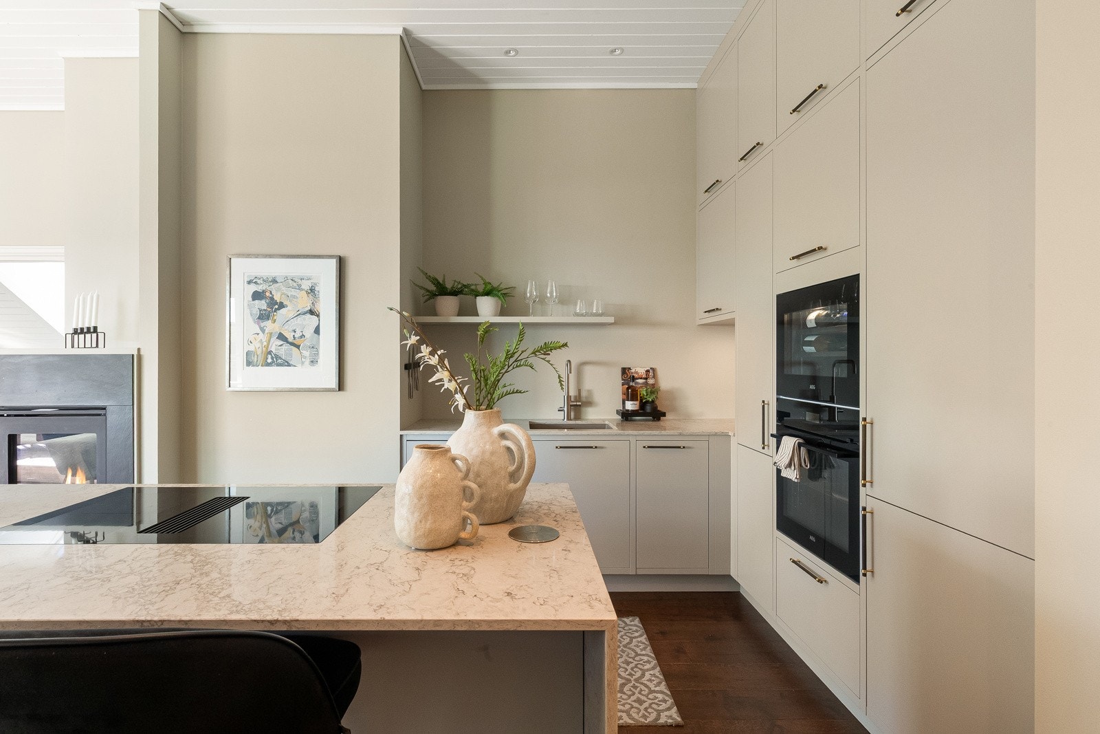 Kjøkkeninnredningen er takhøy og har godt med benke- og oppbevaringsplass. Galleribilde