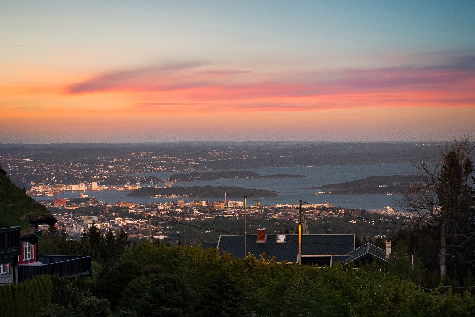 Unik og betydelig påkostet topp-/endeleilighet beliggende frontside med fantastisk, vidstrakt utsikt over Oslo by på ettertraktede Voksenkollen, på taket av Oslo! Galleribilde