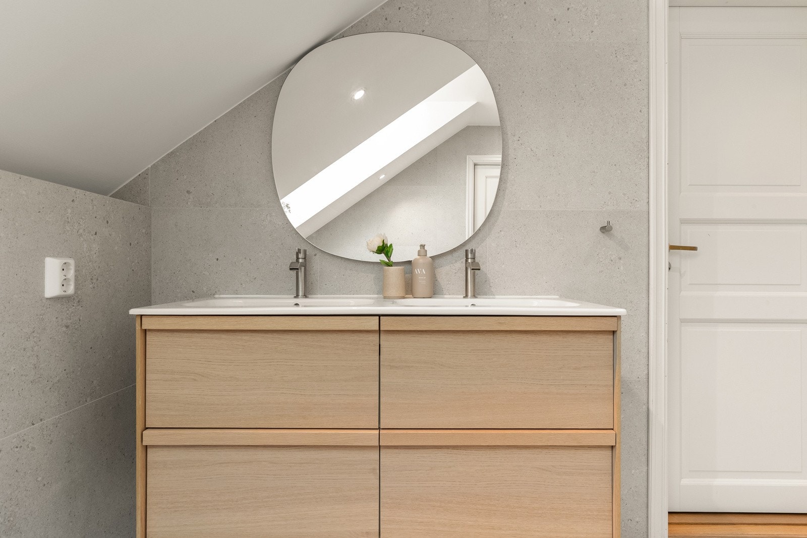 Baderom 2: Baderommet har termostatstyrte varmekabler i gulv og lekker innredning! Galleribilde