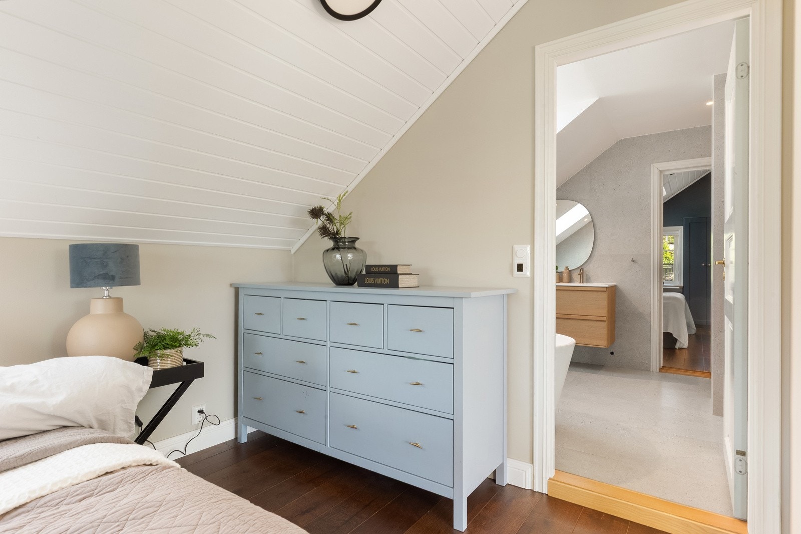 De to største soverommene har både et takvindu og et stort vindu på vegg for god lufting. Galleribilde