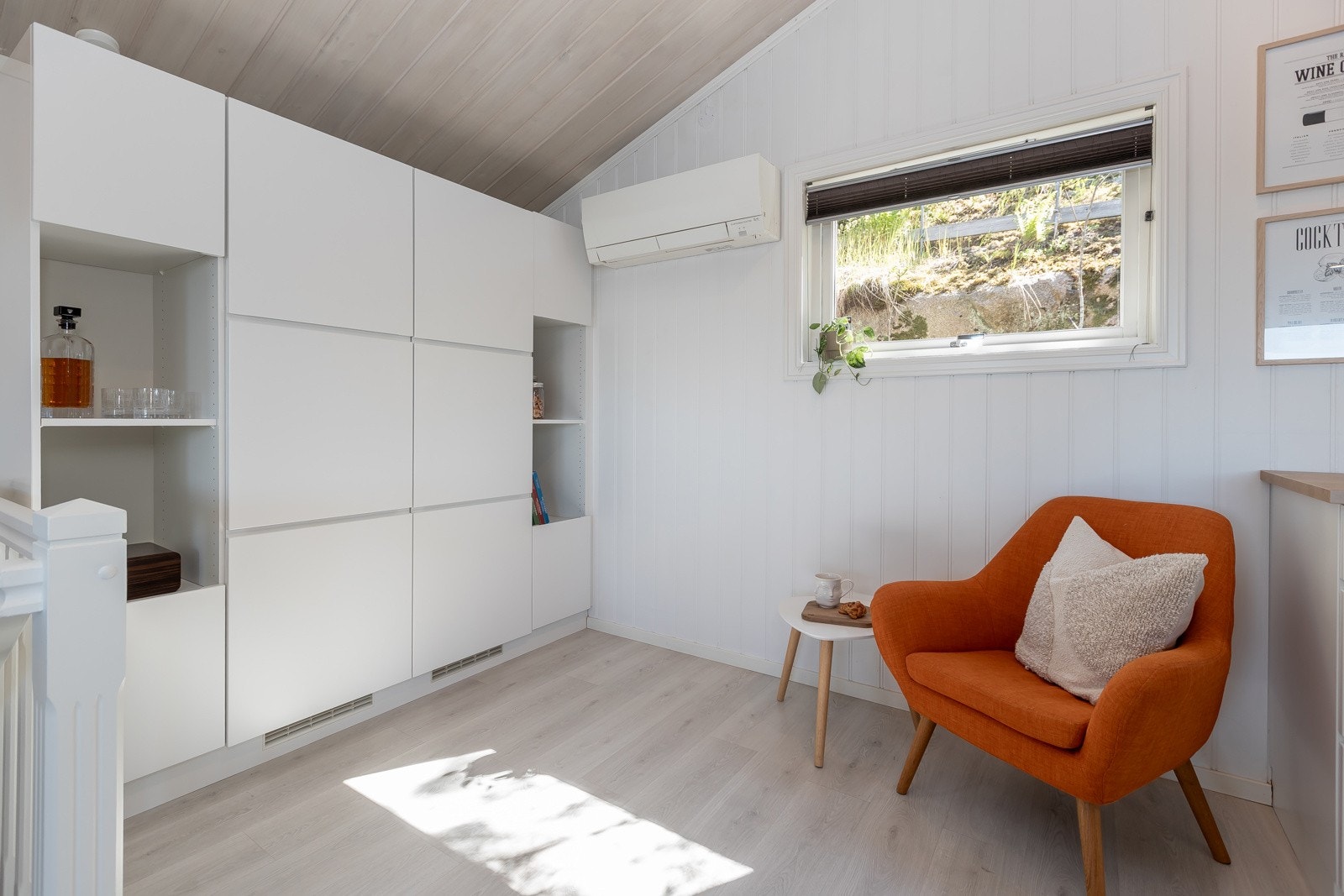 Det er masse skap- og benkeplass - og både integrert kjøleskap og fryseskap Galleribilde