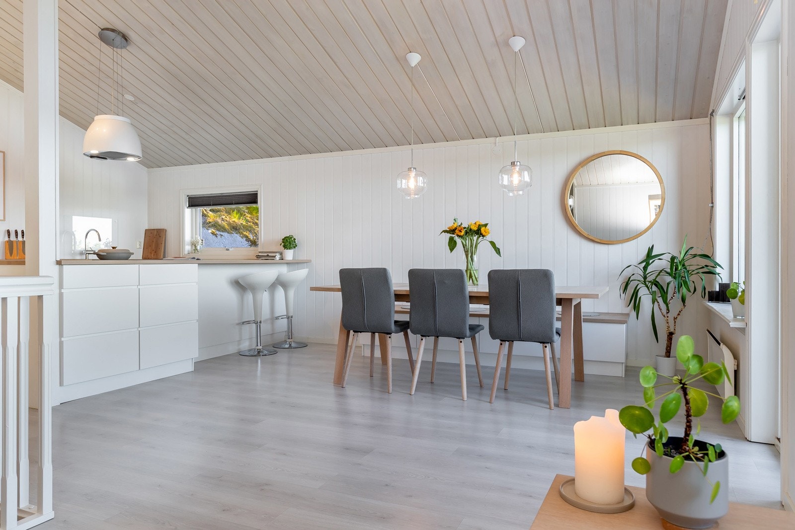 Praktisk lagring i skuffer under sittebenk, som er i samme design som kjøkkenet Galleribilde