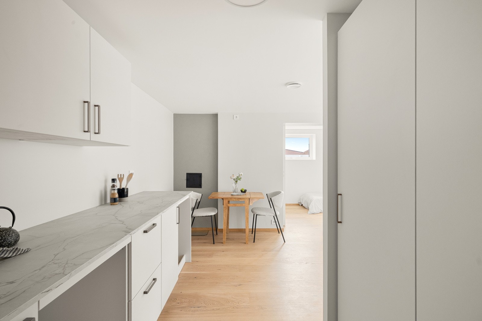 Det er avsatt plass til integrerte hvitevarer, og kjøkkenet byr for øvrig på god skap- og benkeplass. Galleribilde