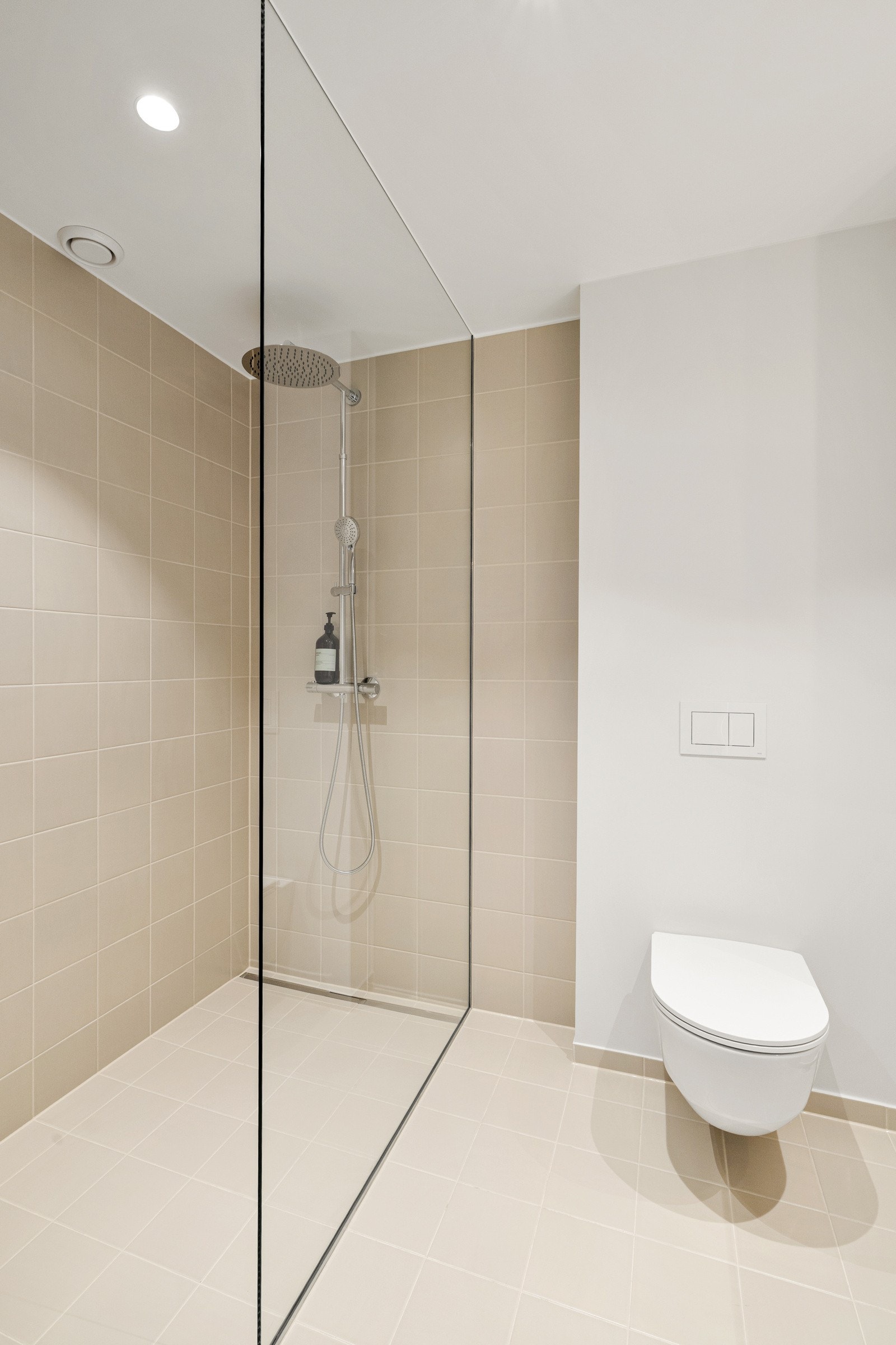 Våtrommene er nye i 2025, og badene fremstår med moderne og delikate farge- og materialvalg som gir en rolig og eksklusiv atmosfære. Galleribilde