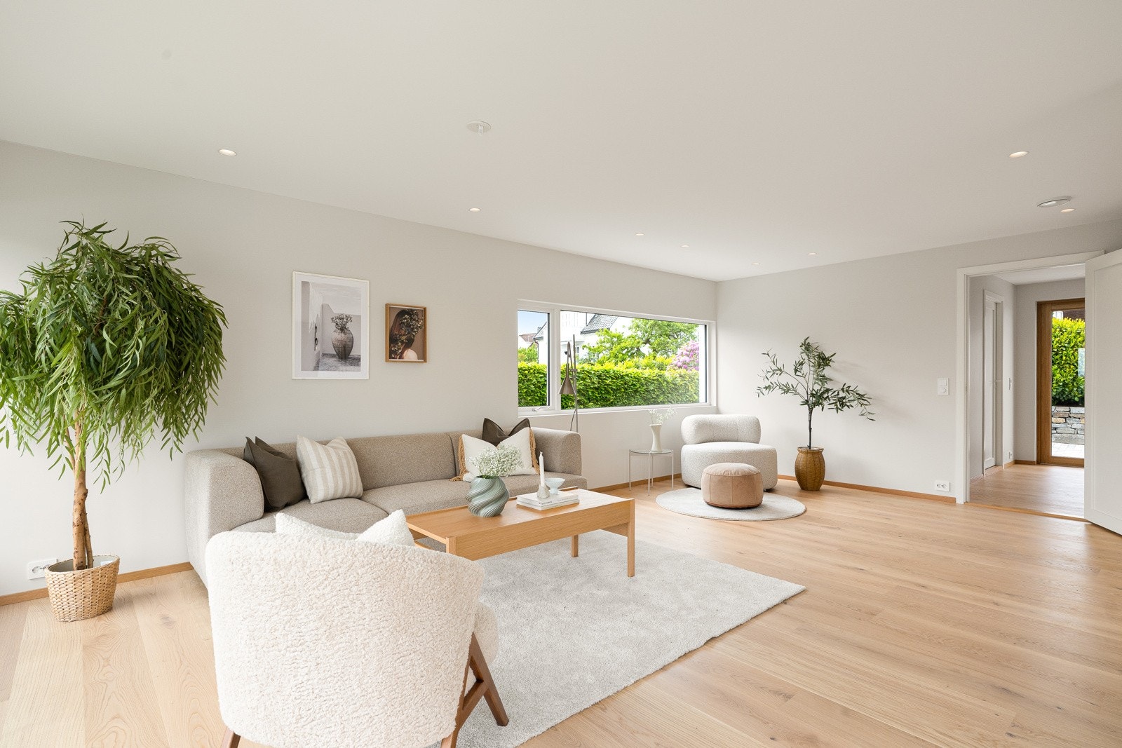 Dagslyset som strømmer inn via store vinduer gjenspeiles fint i de lysmalte overflatene, og på kveldstid settes den rette stemningen med downlights i himlingen. Galleribilde