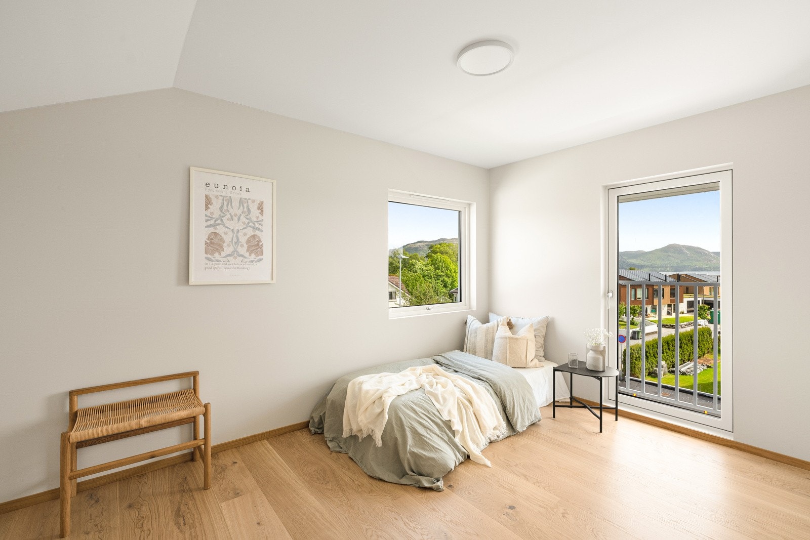 Alle soverommene har lyse vegger mot gylne parkettgulv, og det er listfritt til himlingene og rundt vinduer. Galleribilde