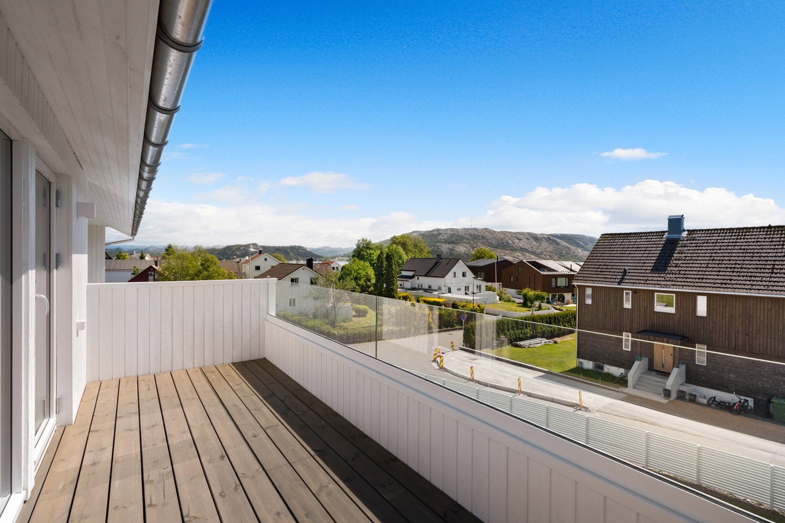 Det er dekke i tre, dels overbygg og rekkverk med en kombinasjon av hvitmalt tre og store glassflater. Galleribilde