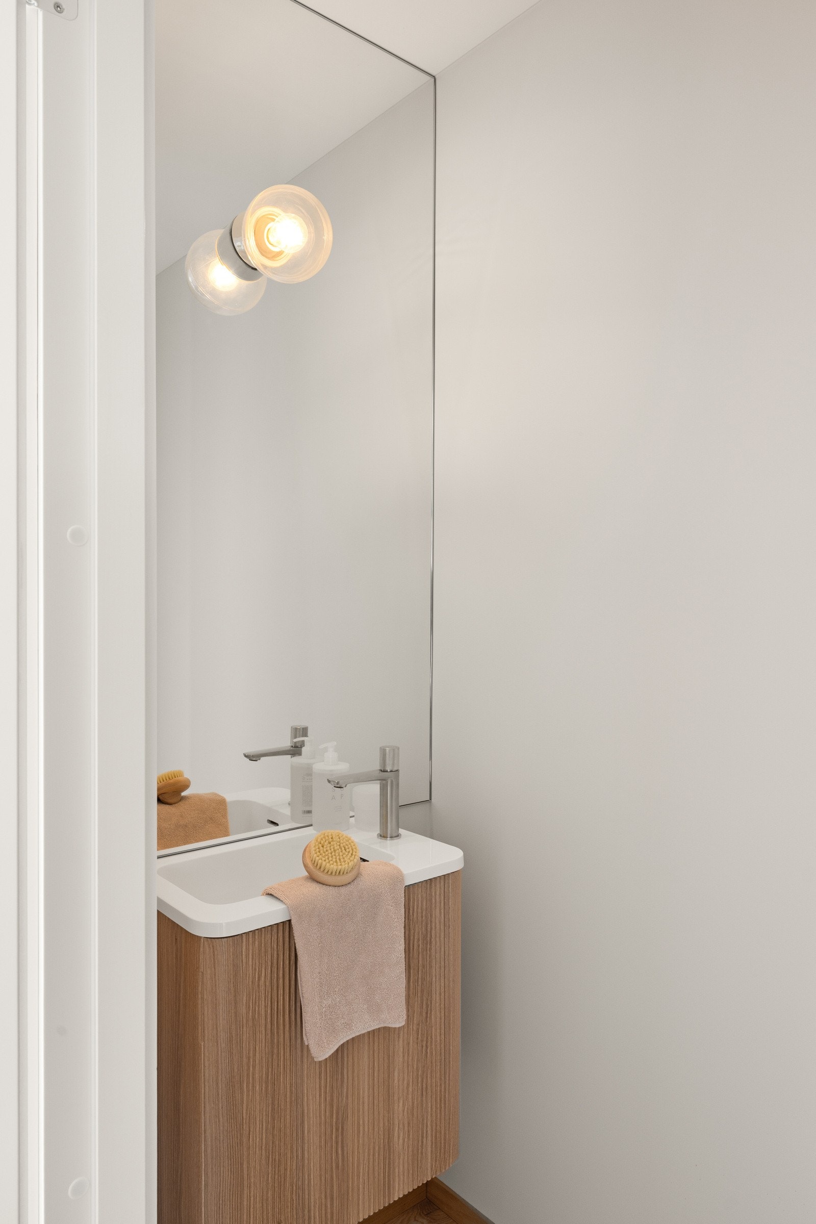 I tillegg har man et separat, praktisk gjestetoalett. Galleribilde