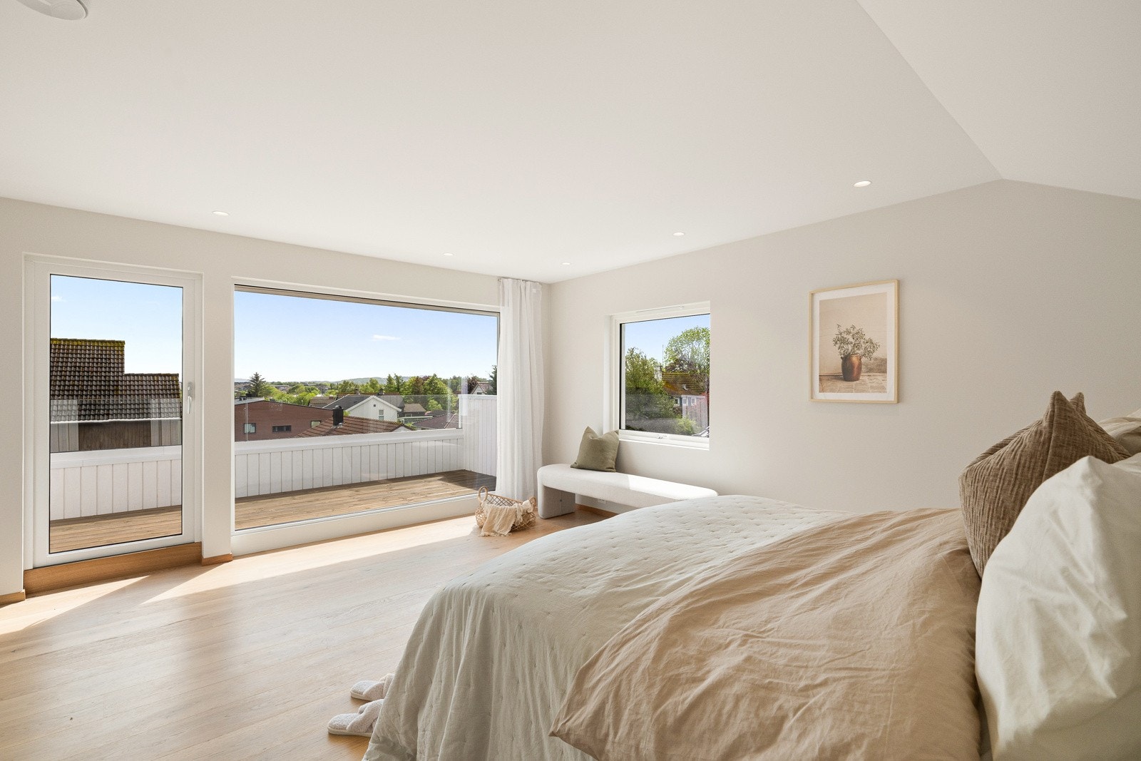 Det største soverommet i andre etasje har utgang til en takterrasse på ca. 9 kvm. Galleribilde