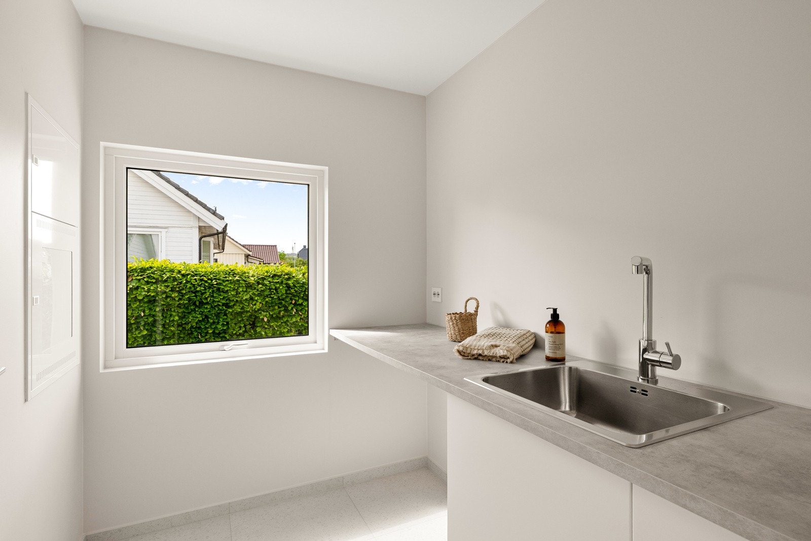 i tilknytning til entrèen i første etasje har man et romslig vaskerom med god oppbevarings- og benkeplass. Galleribilde