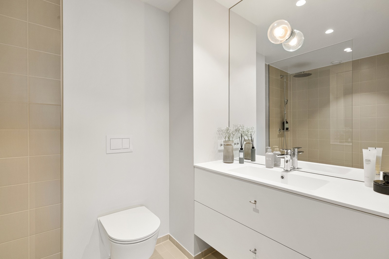 Badet i første etasje ligger i tilknytning til ett av soverommene, og har hvit servantseksjon, stort speil og god belysning. Galleribilde