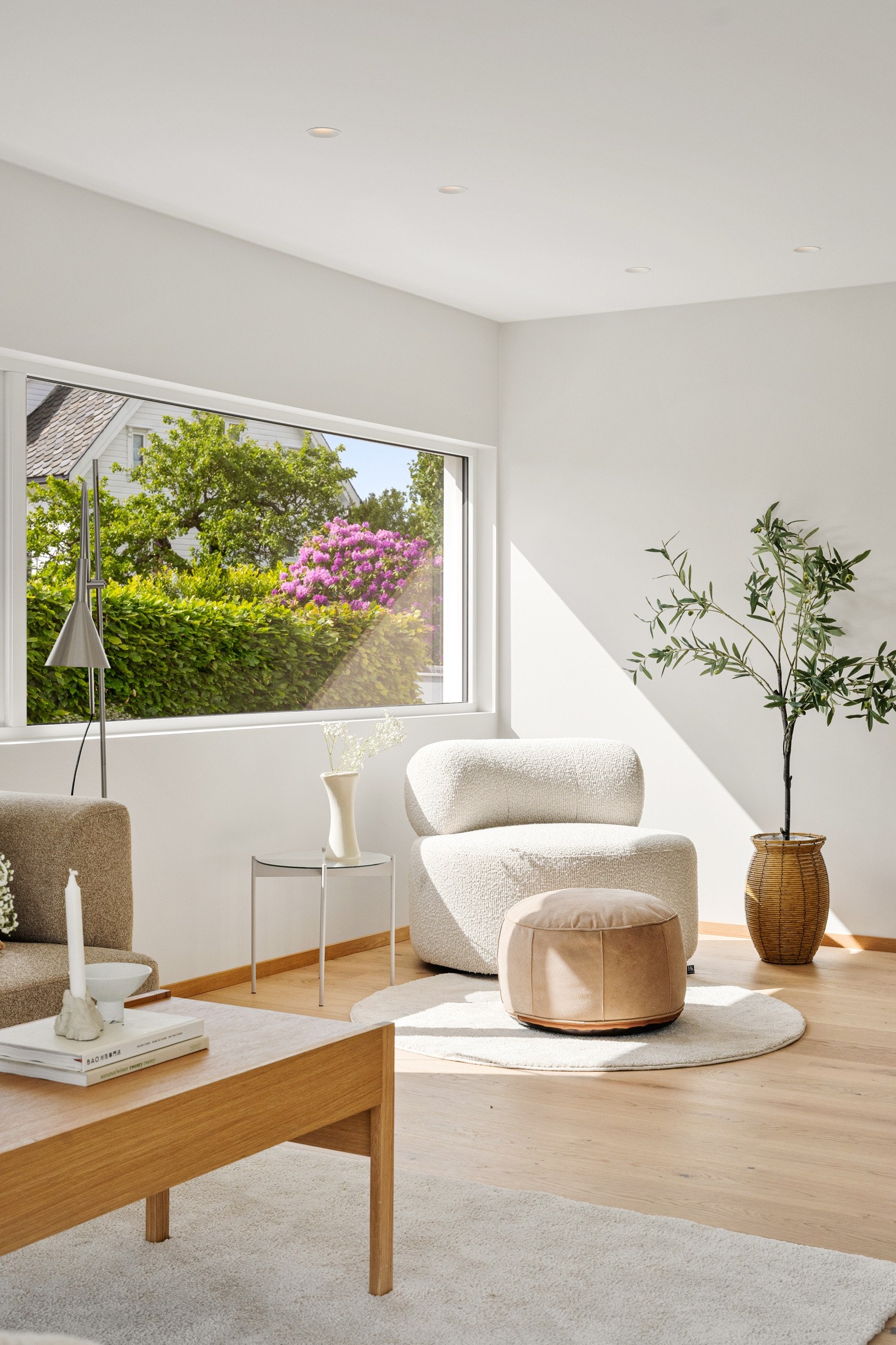 Det er enstavs parkett på gulv og lysmalte overflater. Galleribilde