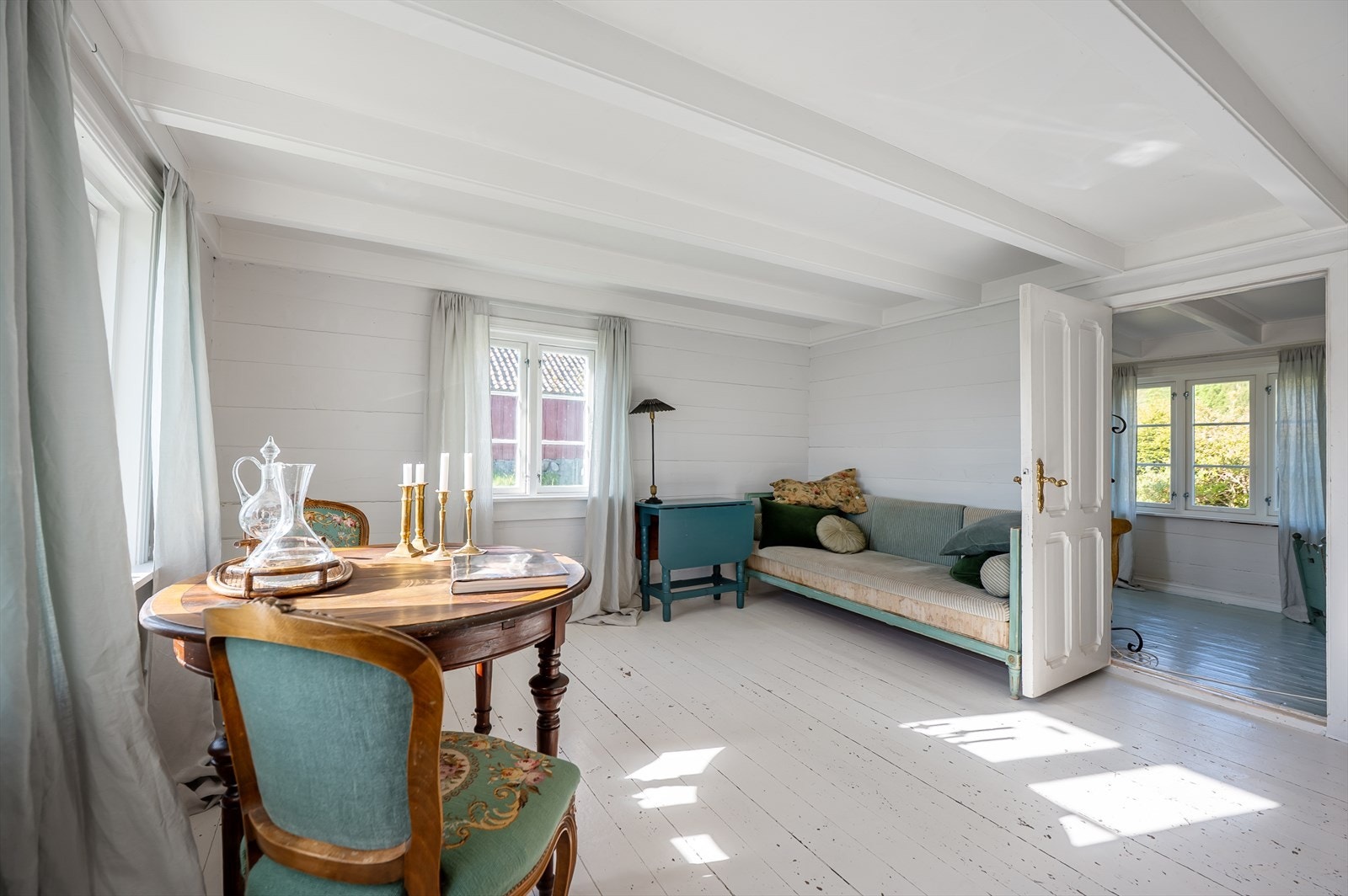 Våningshuset (opprinnelig oppført i 1848) - 1. etasje har stue/kammers, stue/nordre stue, stue/søndre stue. Galleribilde