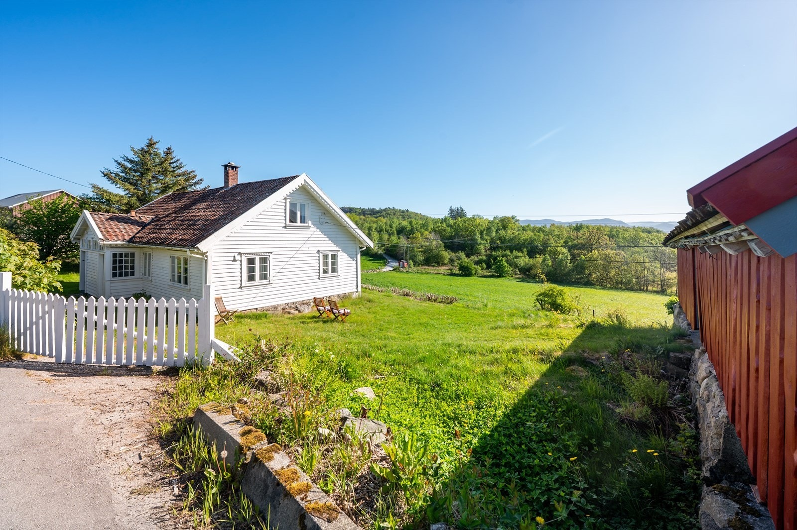 Her kan man finne roen i de åpne landskapene, høre fuglesangen om morgenen, og kjenne duften av nyklippet gress. Galleribilde
