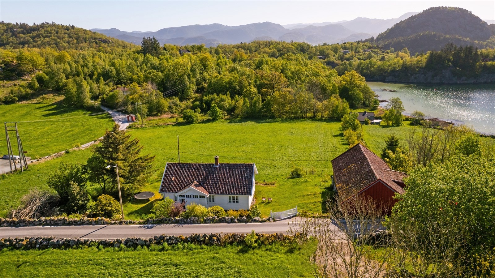 Her kan du nyte rolige omgivelser med vakkert fjordlandskap og maritimt miljø. Galleribilde