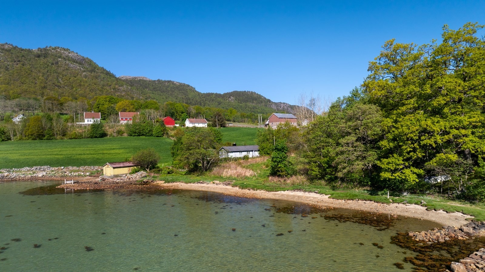 Flotte turområder er også beskrivende for Bersagel, her kan man gå flotte turer i skog og fjell. Det anbefales av de lokale å gå Gullmyråsen og Stiaklubben. Galleribilde