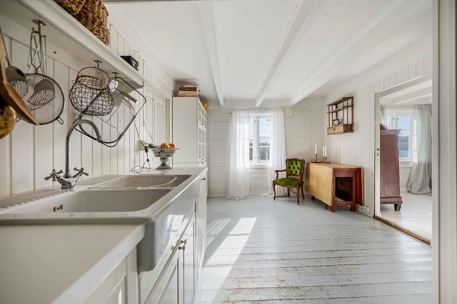 Kjøkkenet har innredning med profilerte fronter. Galleribilde