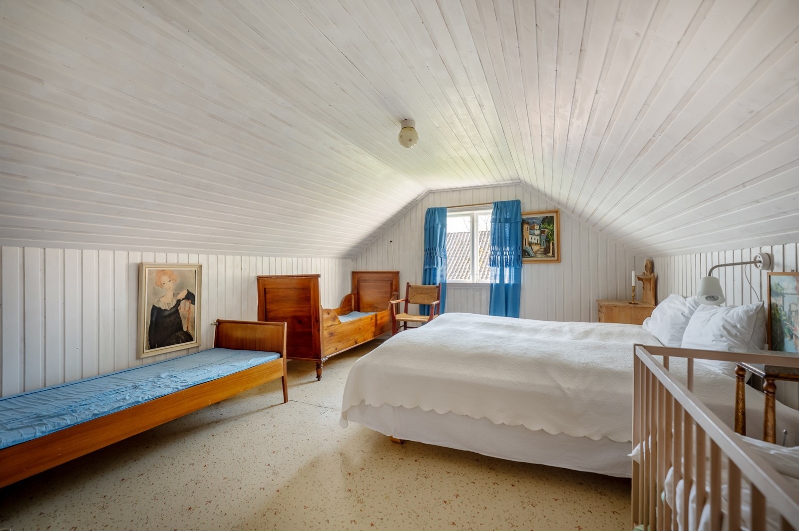Etasjen har 2 soverom av god størrelse. Soverom (søndre sal), soverom (nordre sal). Galleribilde