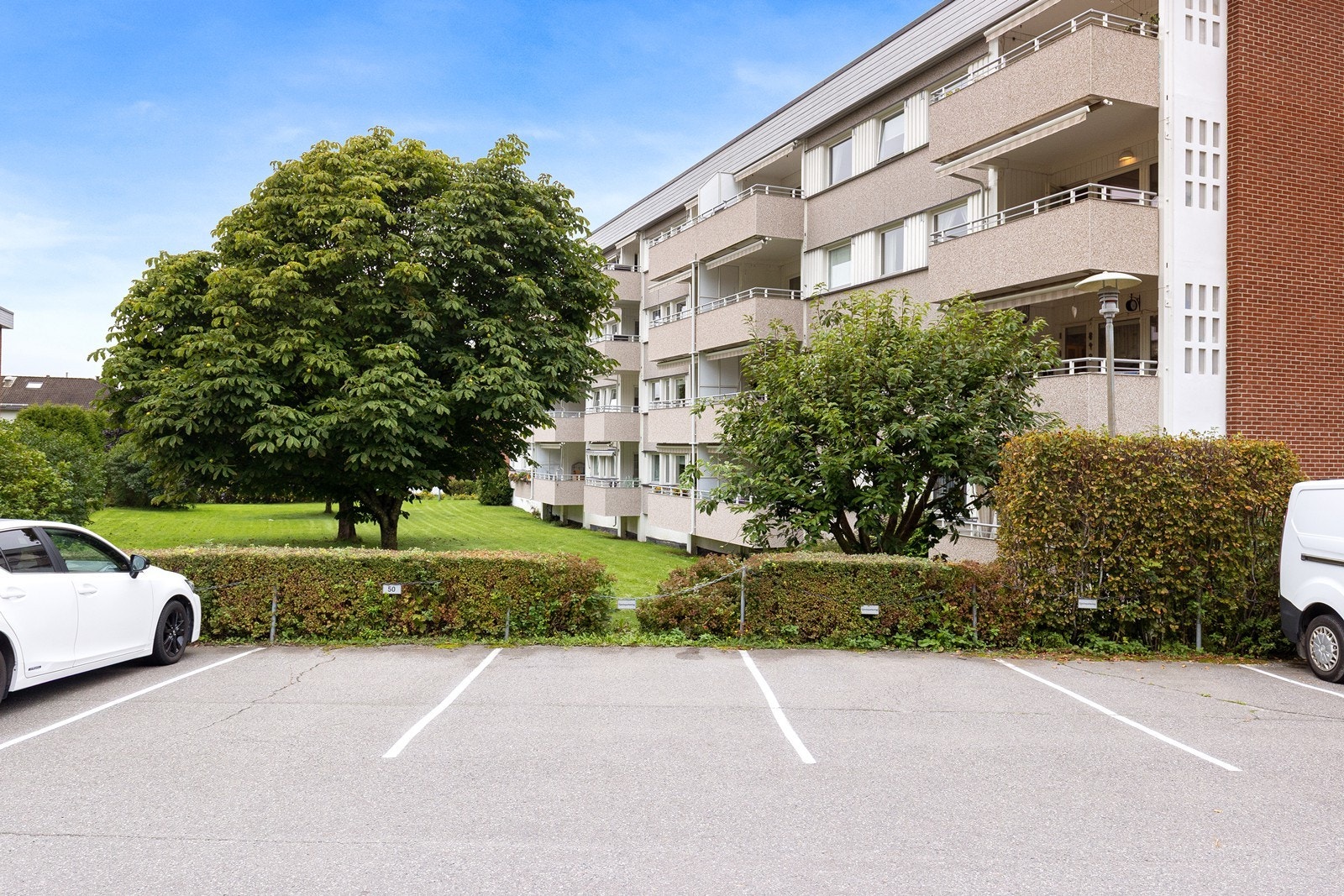 Parkering på borettslagets tomt, og ny eier kan søke om p-plass og/eller garasje-plass Galleribilde