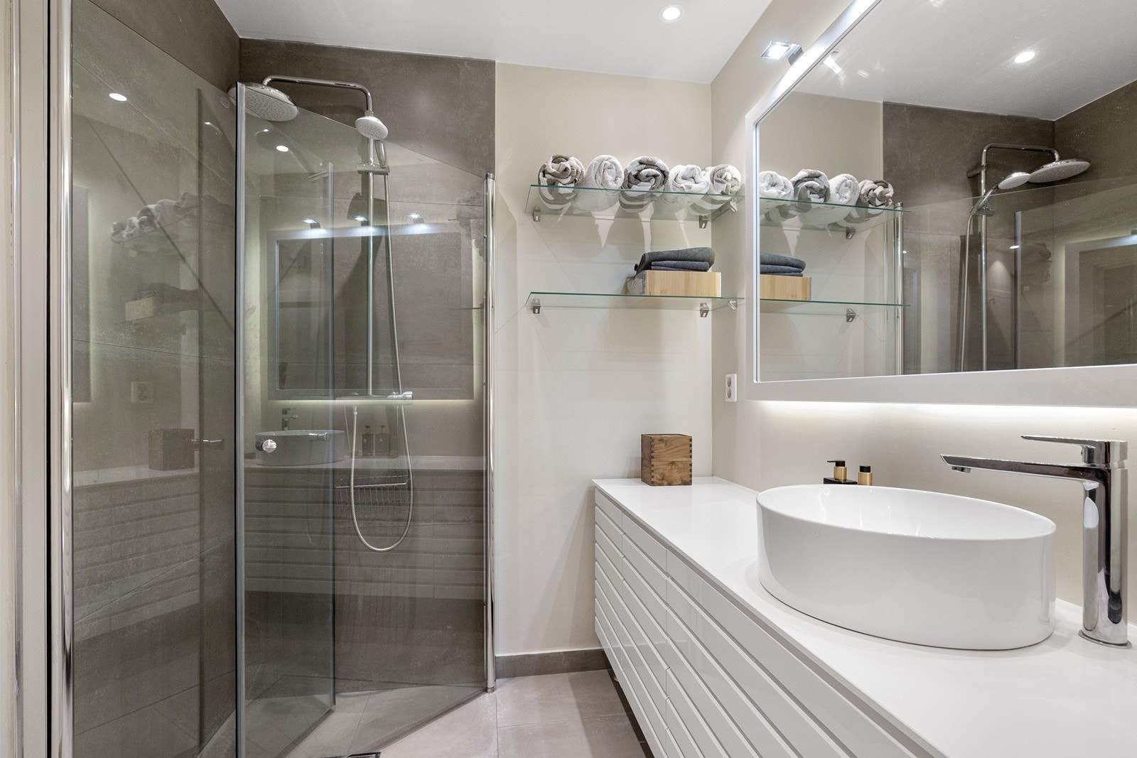 Delikat bad fra 2023. Det er lagt fliser på vegg i dusj og malt flater utenfor dusj, malte flater i tak med downlights og fliser på gulv og gulvvarme Galleribilde