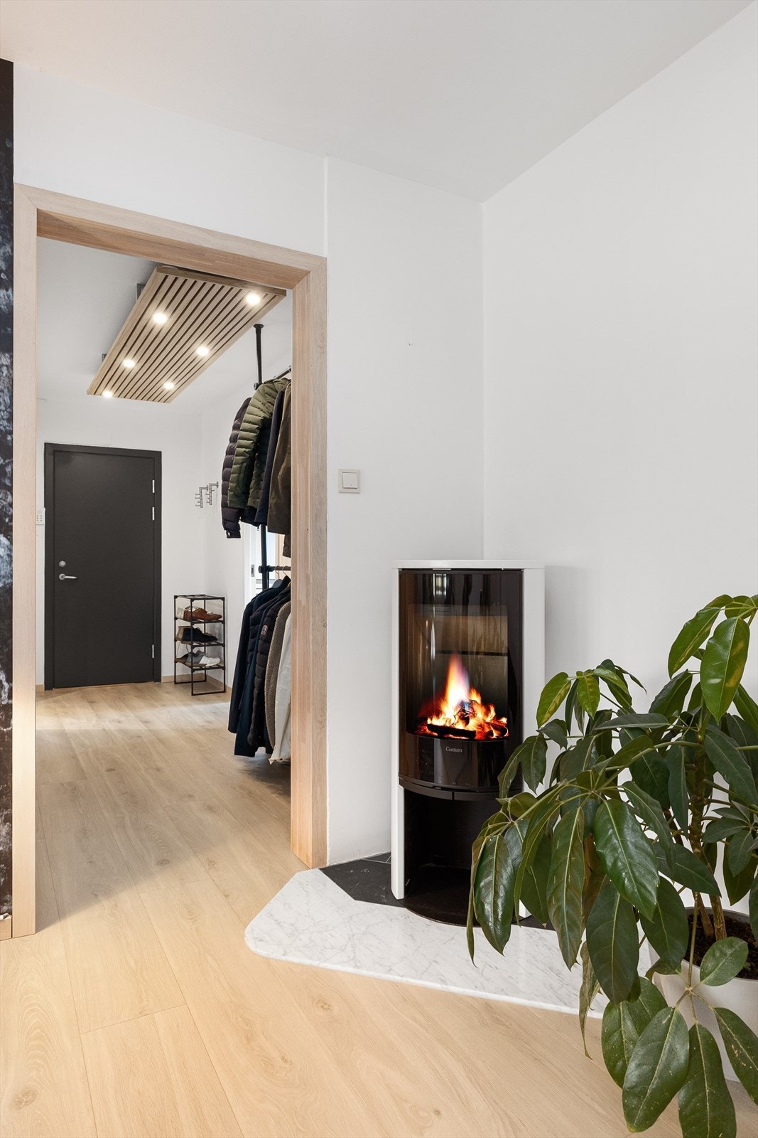 Velkommen inn! Lys og stilfull entré med praktisk opplegg for klesoppheng Galleribilde