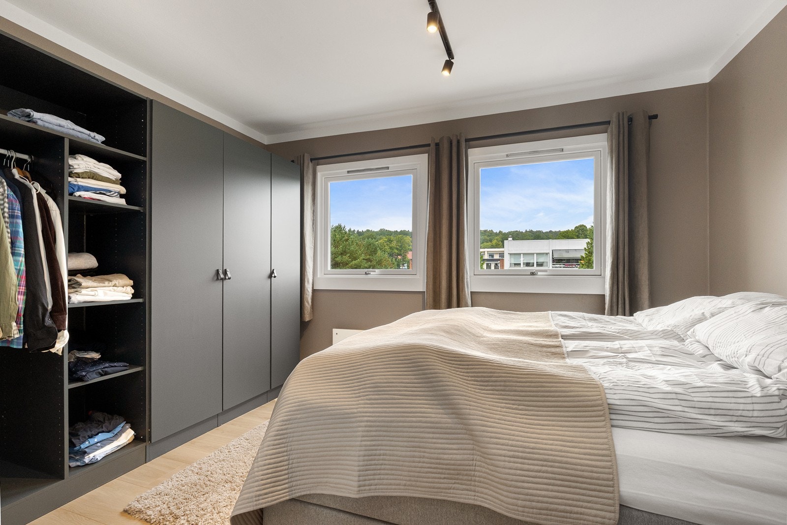 Soverom 1 med romslig garderobeløsning Galleribilde