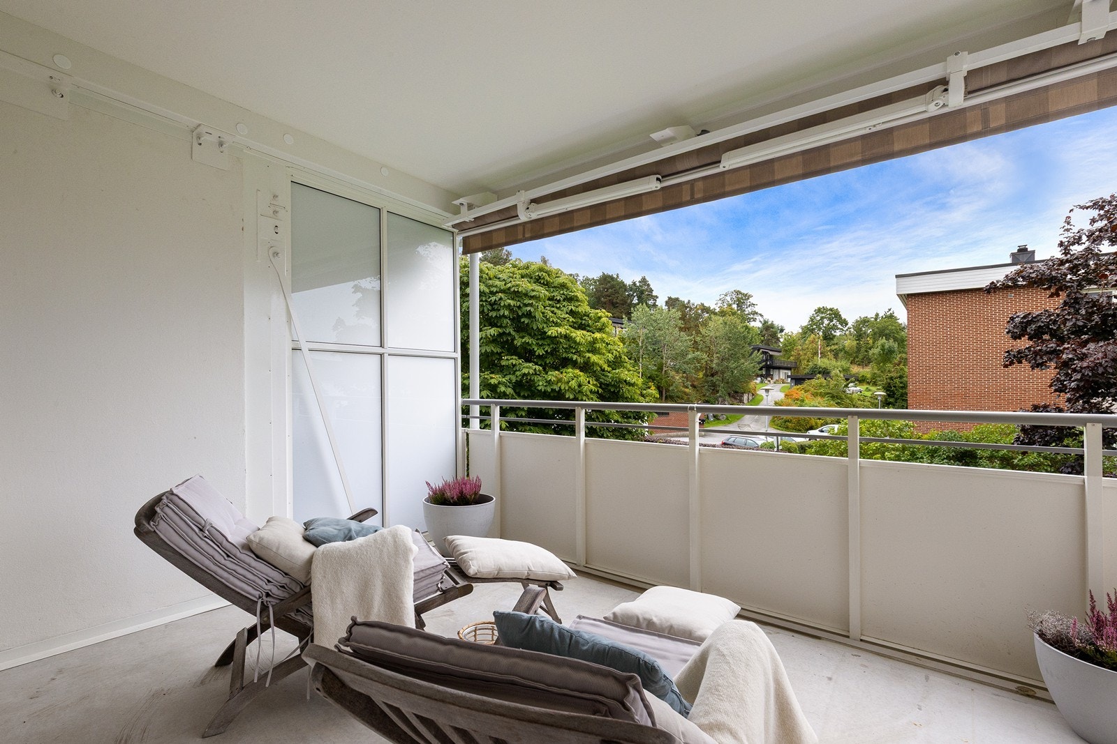 Solrik og romslig overbygget balkong med markise Galleribilde