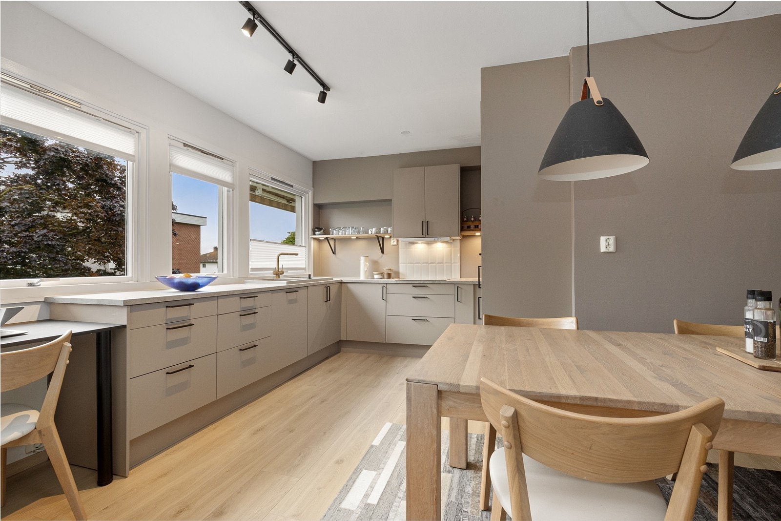 God plass til romslig spisebord, samt avsatt plass til kontorløsning Galleribilde