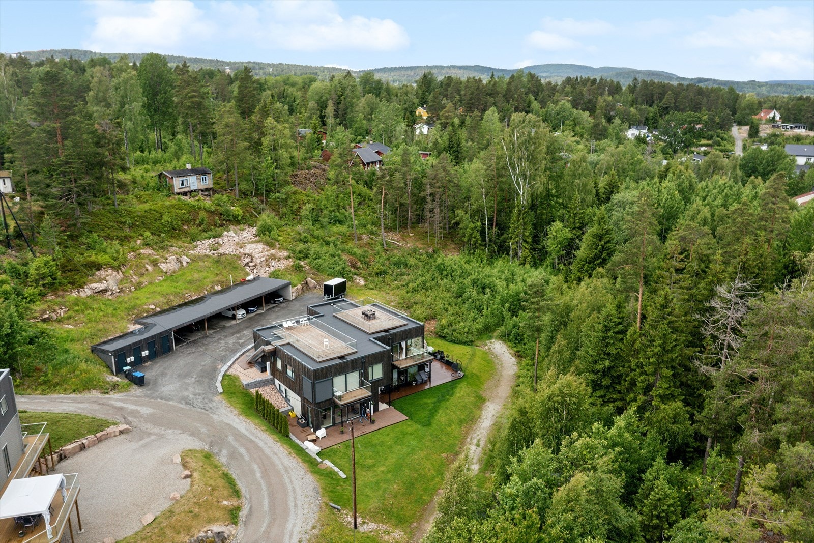 Området byr på en fin kombinasjon av natur, ro og nærhet til nødvendige fasiliteter. Her bor du med kort vei til både sjø og skog, noe som gir flotte muligheter for turer, rekreasjon og friluftsliv året rundt. Galleribilde