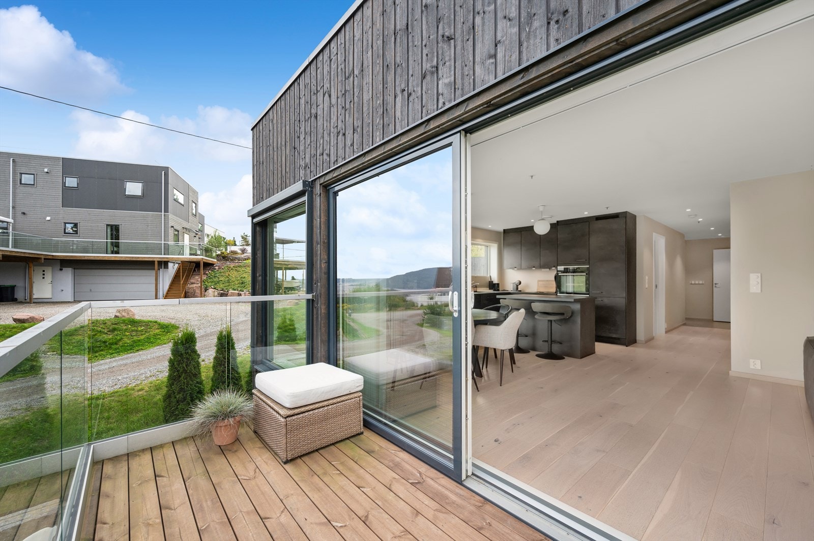 Fra stuen er det utgang til balkongen, som blir en fin forlengelse av stuen på varme sommerdager. Galleribilde