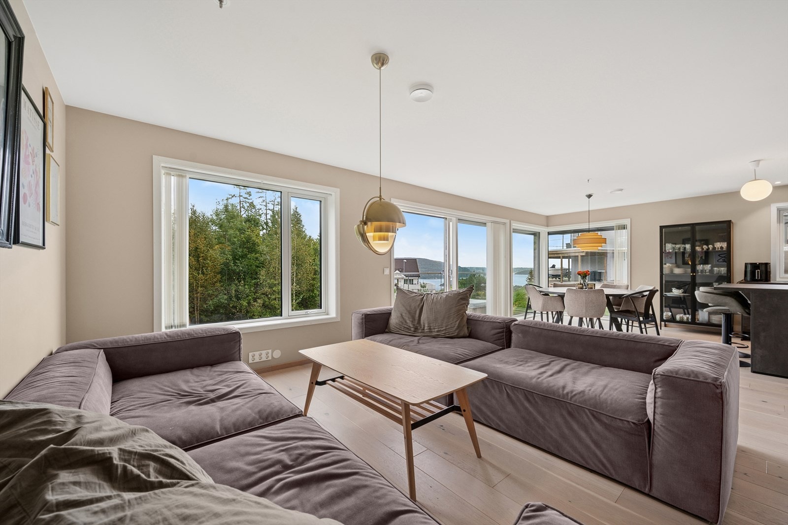 Romslig stue med store vindusflater som sørger for rikelig med innslipp av naturlig lys. Galleribilde