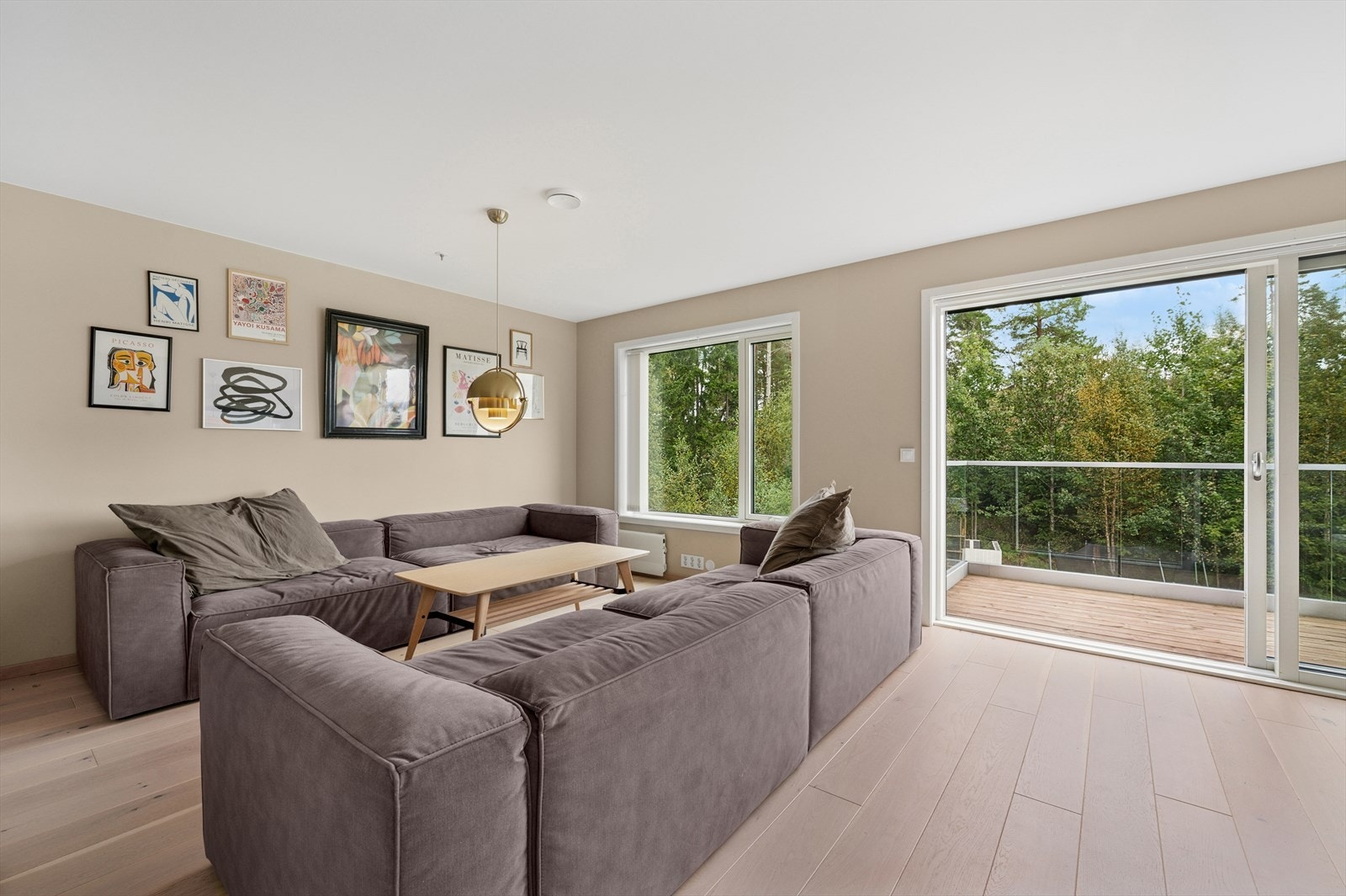 God plass til en sofaseksjon og ønsket TV-møblement. Galleribilde